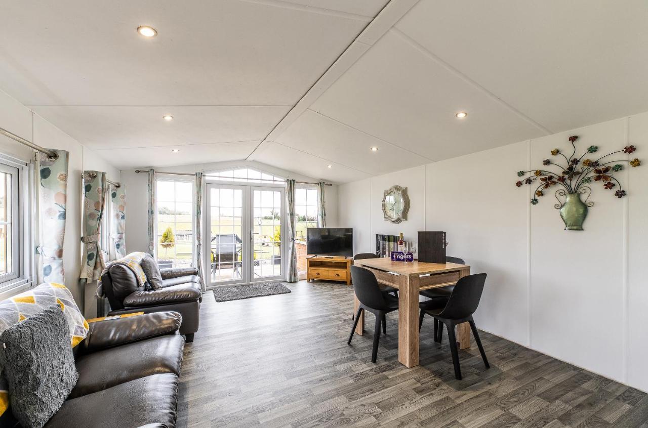 Fairview Farm Holiday Accommodation 14 Luxury Lodges, Cabins, Dog Friendly, Suitable For Couples, Families And Groups, Wedding Guests , Corporate Events, Sleeps 2-65 Guests In Ravenshead, Nottingham Near Sherwood Forest, Set In 88 Acres Экстерьер фото