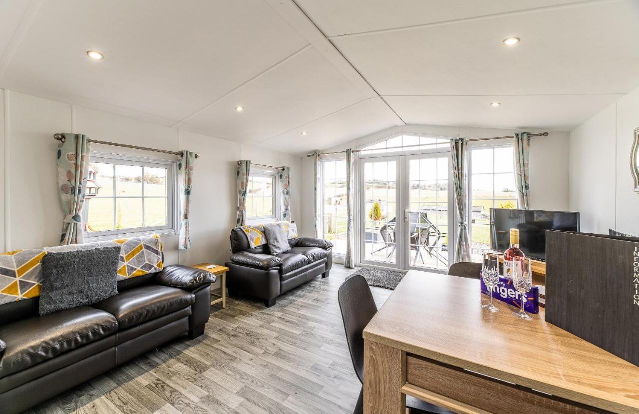Fairview Farm Holiday Accommodation 14 Luxury Lodges, Cabins, Dog Friendly, Suitable For Couples, Families And Groups, Wedding Guests , Corporate Events, Sleeps 2-65 Guests In Ravenshead, Nottingham Near Sherwood Forest, Set In 88 Acres Экстерьер фото