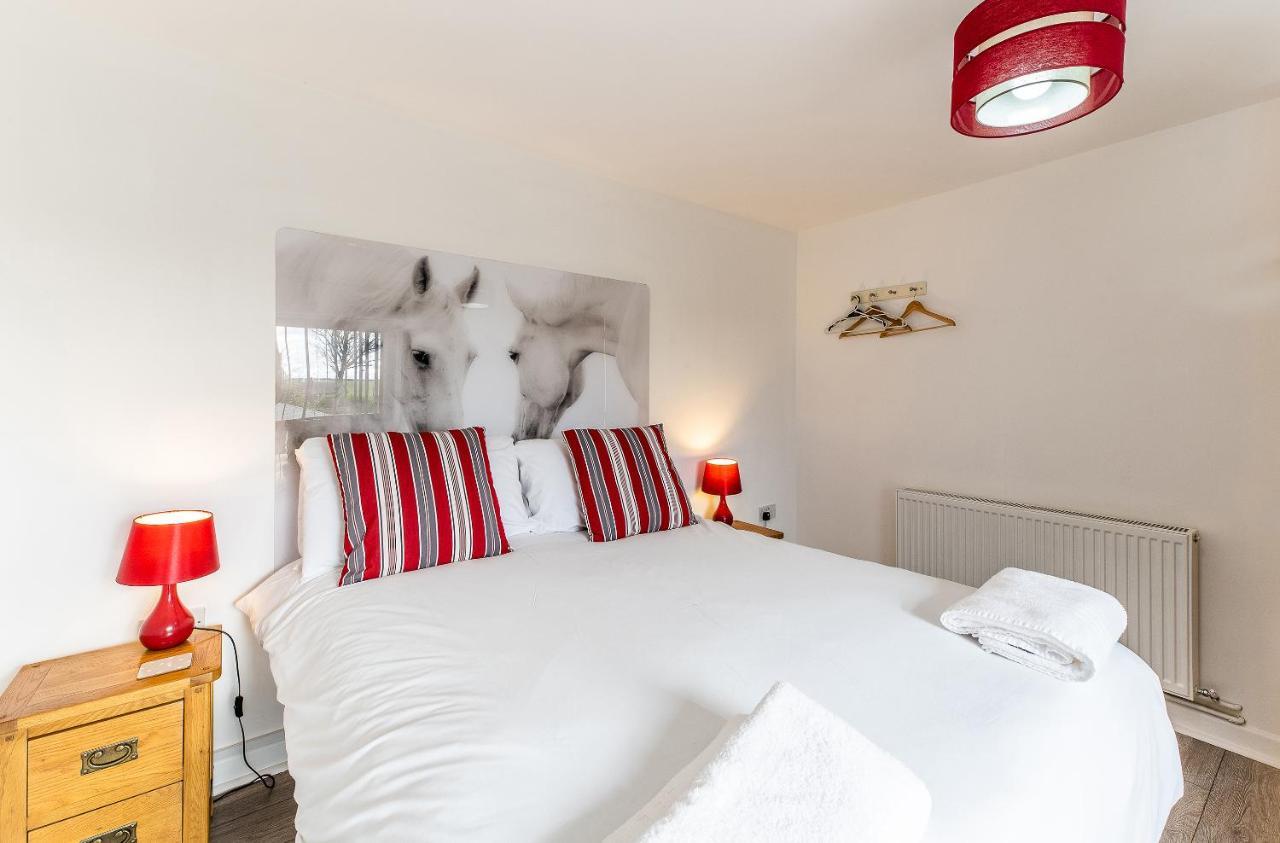 Fairview Farm Holiday Accommodation 14 Luxury Lodges, Cabins, Dog Friendly, Suitable For Couples, Families And Groups, Wedding Guests , Corporate Events, Sleeps 2-65 Guests In Ravenshead, Nottingham Near Sherwood Forest, Set In 88 Acres Экстерьер фото