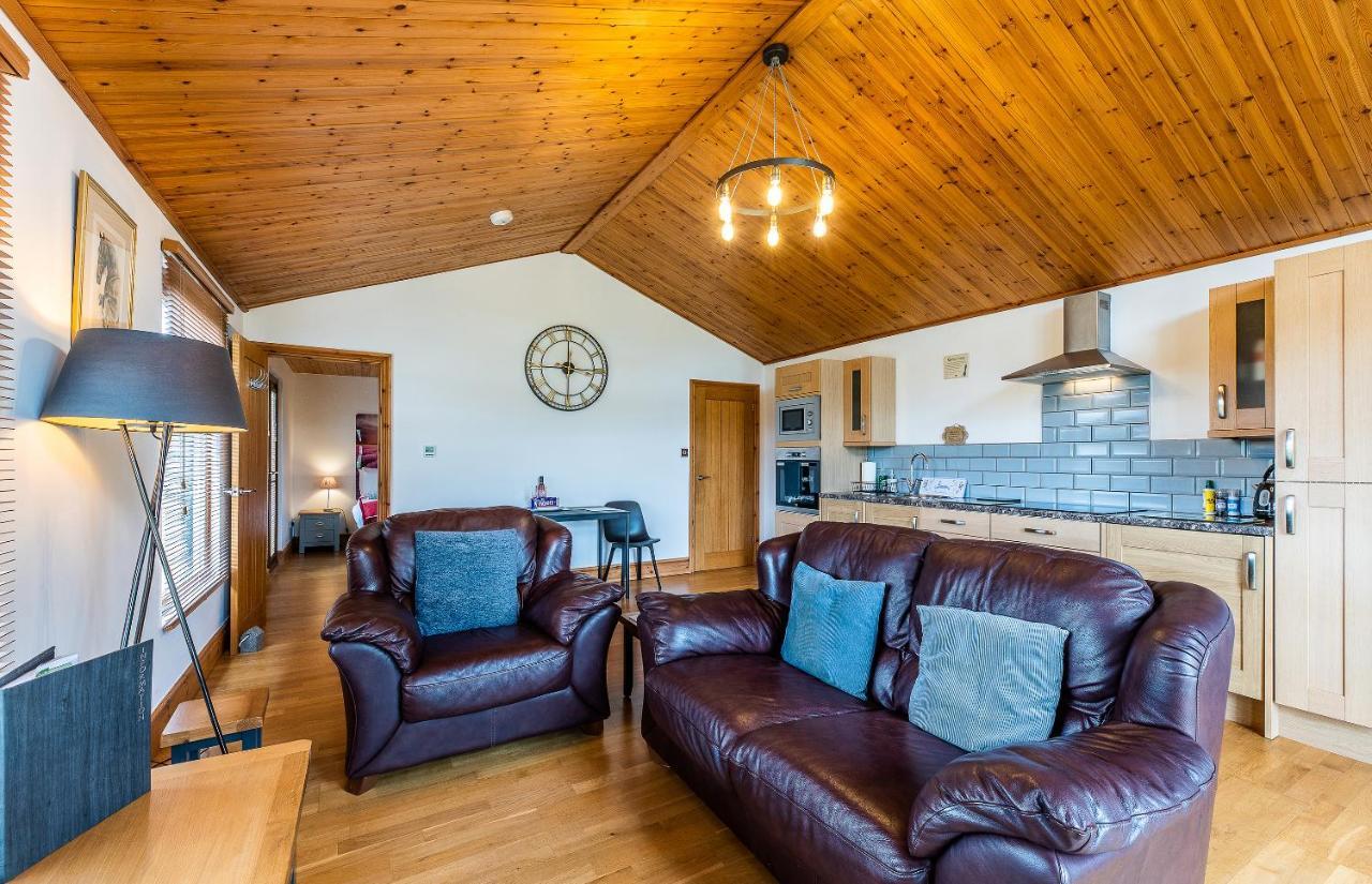 Fairview Farm Holiday Accommodation 14 Luxury Lodges, Cabins, Dog Friendly, Suitable For Couples, Families And Groups, Wedding Guests , Corporate Events, Sleeps 2-65 Guests In Ravenshead, Nottingham Near Sherwood Forest, Set In 88 Acres Экстерьер фото