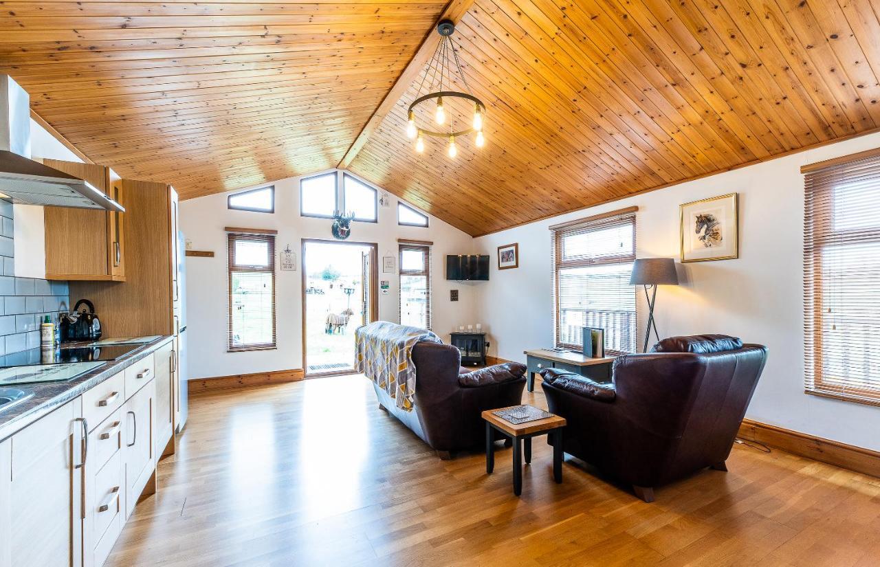 Fairview Farm Holiday Accommodation 14 Luxury Lodges, Cabins, Dog Friendly, Suitable For Couples, Families And Groups, Wedding Guests , Corporate Events, Sleeps 2-65 Guests In Ravenshead, Nottingham Near Sherwood Forest, Set In 88 Acres Экстерьер фото