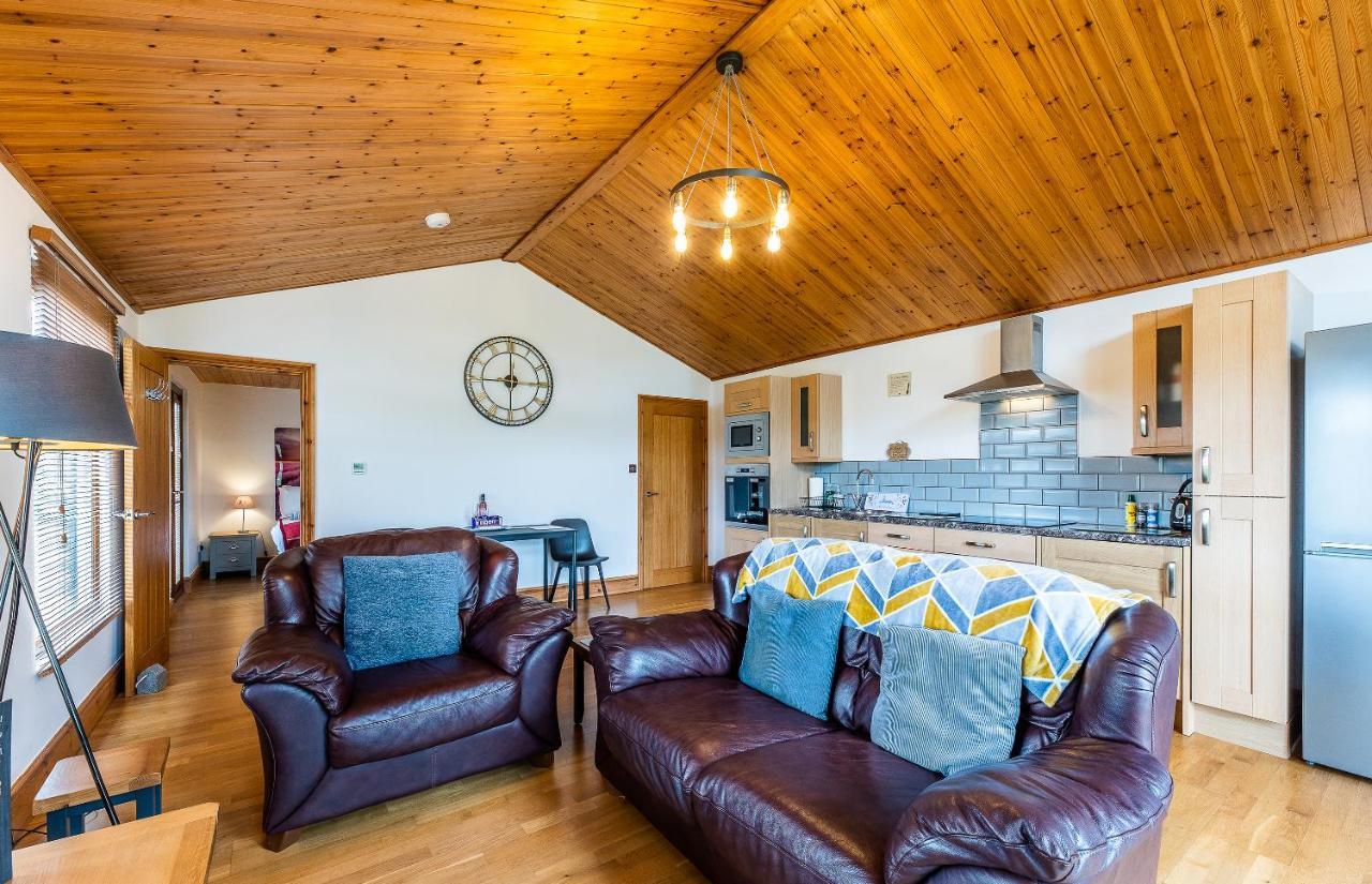 Fairview Farm Holiday Accommodation 14 Luxury Lodges, Cabins, Dog Friendly, Suitable For Couples, Families And Groups, Wedding Guests , Corporate Events, Sleeps 2-65 Guests In Ravenshead, Nottingham Near Sherwood Forest, Set In 88 Acres Экстерьер фото