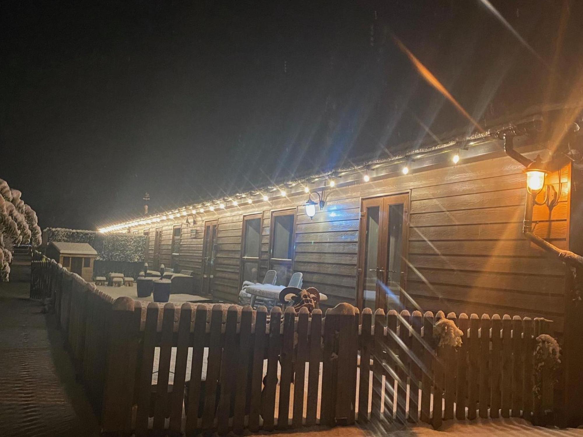 Fairview Farm Holiday Accommodation 14 Luxury Lodges, Cabins, Dog Friendly, Suitable For Couples, Families And Groups, Wedding Guests , Corporate Events, Sleeps 2-65 Guests In Ravenshead, Nottingham Near Sherwood Forest, Set In 88 Acres Экстерьер фото