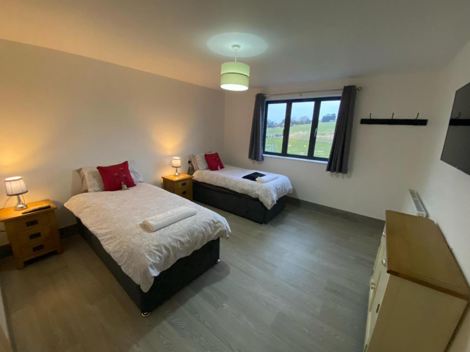 Fairview Farm Holiday Accommodation 14 Luxury Lodges, Cabins, Dog Friendly, Suitable For Couples, Families And Groups, Wedding Guests , Corporate Events, Sleeps 2-65 Guests In Ravenshead, Nottingham Near Sherwood Forest, Set In 88 Acres Экстерьер фото